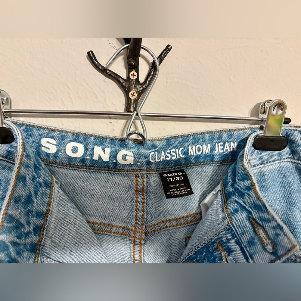 Distressed High Rise Jeans - Picture 4 of 4